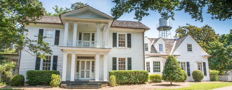 Front view of the main farmhouse at Historic Oak View