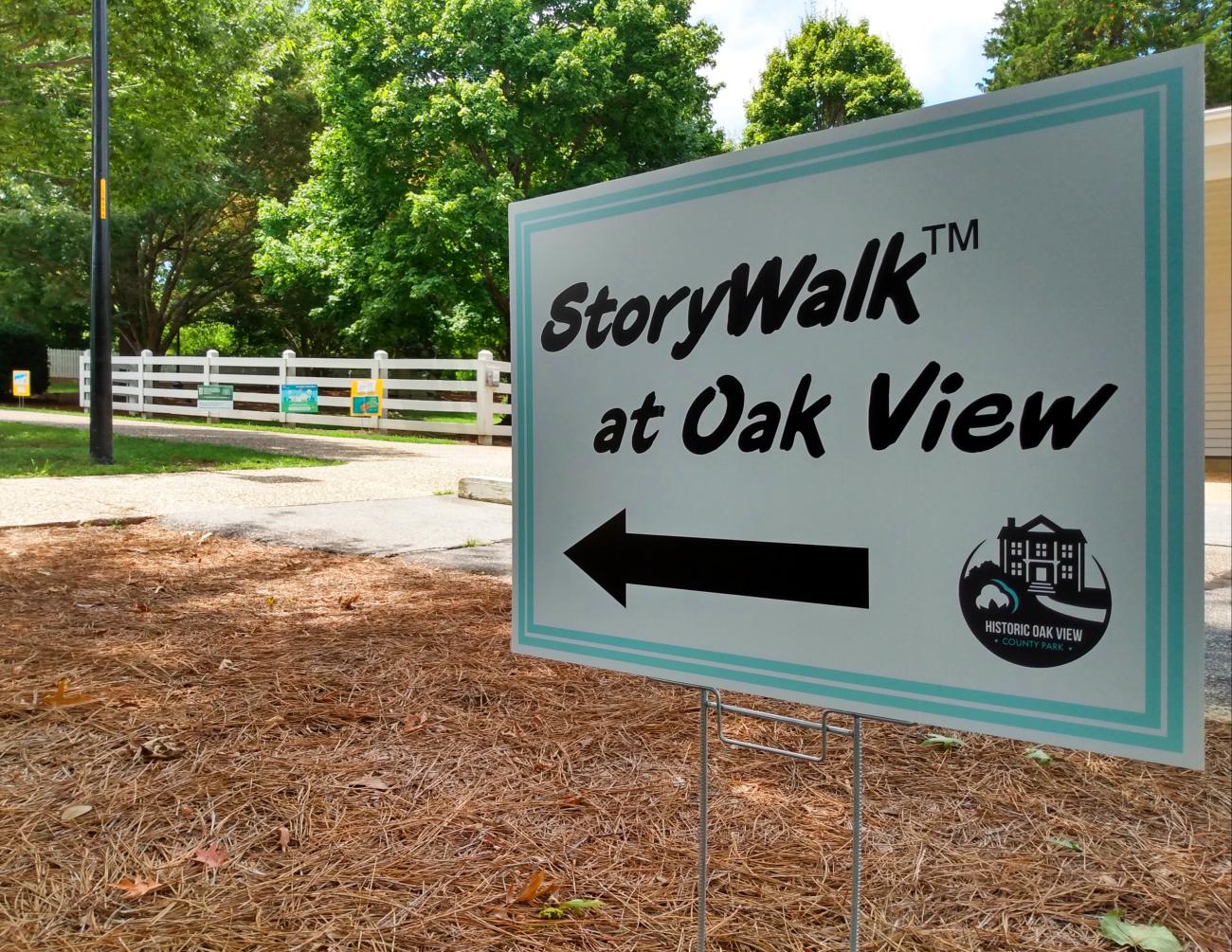 Directional sign for Oak View StoryWalk