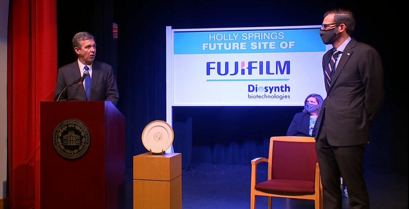 Governor Roy Cooper addresses Martin Meeson of FUJIFILM Diosynth Biotechnologies