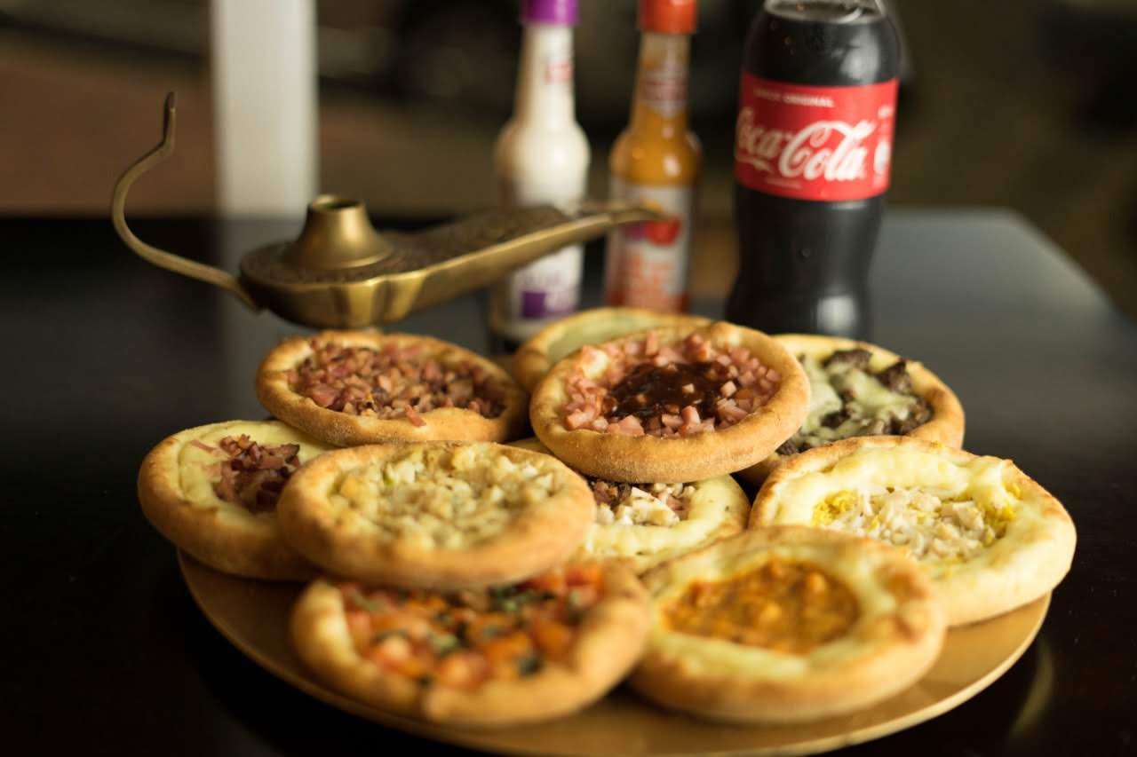 20 esfihas + 2 refrigerantes de 2 litros